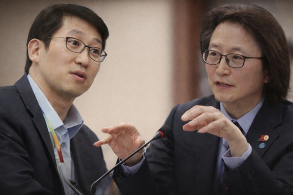 주병기 공정거래위원장(오른쪽)이 김범석 쿠팡Inc. 의장(왼쪽)을 대기업 집단인 쿠팡의 동일인으로 지정해야 한다는 의견을 두고 관련 쟁점을 검토하고 있다. ⓒ그래픽 허프포스트코리아