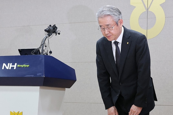 강호동 농협중앙회장이 13일 농협중앙회 본관에서 긴급 기자회견을 열고 대국민 사과를 하고 있다. ⓒ연합뉴스