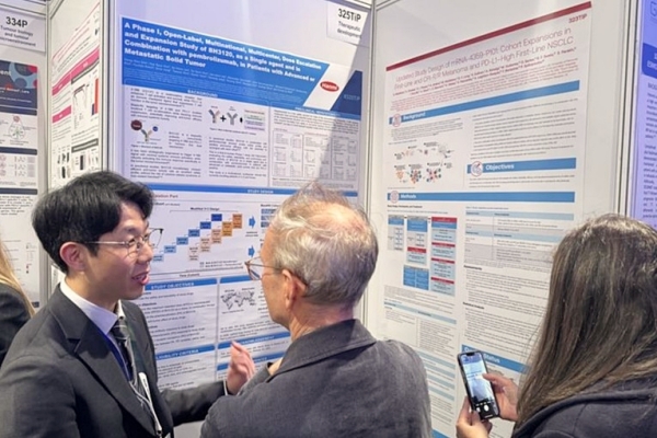김성중 한미약품 ONCO임상팀 선임연구원(왼쪽)이 2025년 12월11일 영국 런던에서&nbsp;열린 유럽종양학회 면역종양학 학술대회에서&nbsp;차세대 면역항암제 BH3120의 임상 경과가 담긴 포스터 내용을 설명하고 있다. ⓒ 한미약품