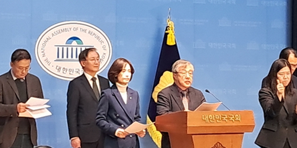 검찰개혁추진단 자문위원이었던 서보학 경희대학교 로스쿨 교수가 14일 국회 소통관에서 기자회견을 하고 있다. ⓒ허프포스트