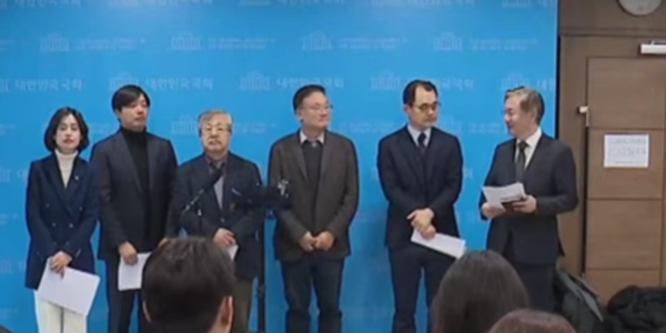 검찰개혁추진단 자문위원들이 14일 국회 소통관에서 기자회견을 마친 뒤 질의응답을 하고 있다. ⓒ허프포스트