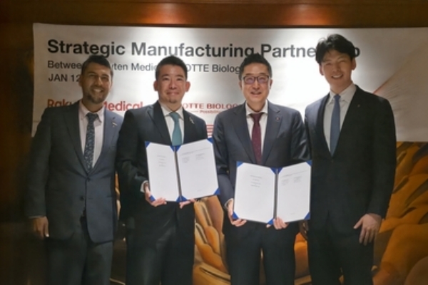 롯데바이오로직스 신유열 대표(맨 오른쪽)와 박제임스종은 대표(왼쪽 세 번째)가 1월12일 미국 샌프란시스코에서 라쿠텐메디칼과 바이오의약품 위탁생산 계약을 체결하고 기념촬영하고 있다. ⓒ 롯데바이오로직스