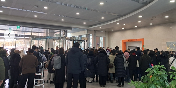 한동훈 전 국민의힘 대표 지지자들이 14일 국회 소통관에서 한동훈 전 대표를 기다리고 있다. ⓒ허프포스트&nbsp;