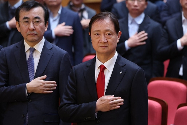 이찬진&nbsp;금융감독원장(오른쪽)이 2일 서울 영등포구 금융감독원에서 열린 2026년 시무식에서 국민의례를 하고 있다. ⓒ연합뉴스