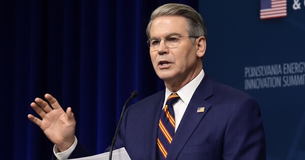 스콧 베선트 미국 재무부 장관. 사진은 이해를 돕기 위해 AI로 생성한 이미지를 재편집한 것. ⓒ 허프포스트코리아