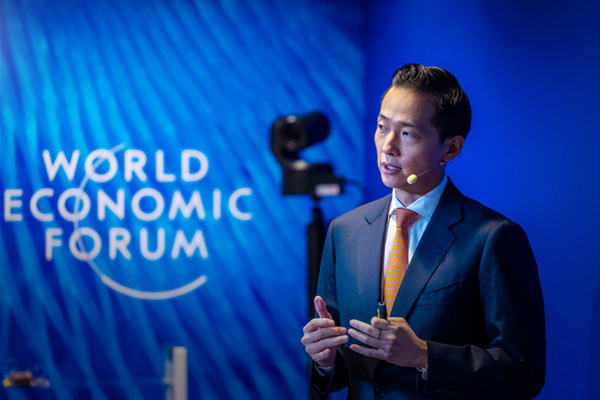 김동관 한화그룹 부회장이 2024년 다보스포럼 연차총회 '세계 최초 탈화석연료 선박' 세션에서 한화의 해양 탈탄소 비전을 발표하고 있는 모습. ⓒ 한화.