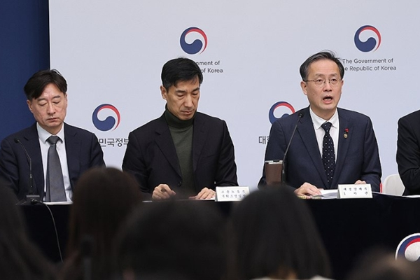 이형일 재정경제부 1차관(오른쪽 첫번째)이 5일 정부세종청사 브리핑룸에서 올해 경제성장전략에 대해 설명하고 있다. ⓒ연합뉴스