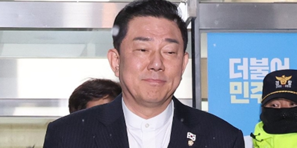 각종 비위 의혹을 받는 김병기&nbsp;더불어민주당 의원이 12일 서울 여의도 중앙당사에서 열린 윤리심판원 회의에 출석해 소명을 마친 뒤 당사를 나서고 있다. ⓒ연합뉴스