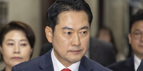 장동혁 국민의힘 대표가 15일 오전 국회에서 열린 최고위원회의 참석을 위해 회의실로 향하고 있다. ⓒ연합뉴스