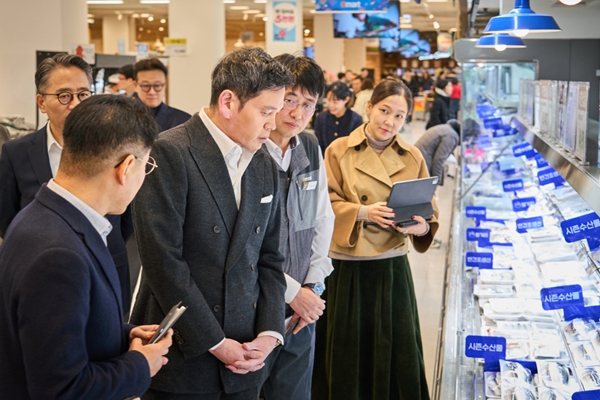 정용진 신세계그룹 회장이 이마트 할인점에도 스타필드 DNA를 이식하고 있다. ⓒ신세계그룹