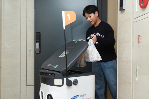 인간 라이더의 미래는 과연 어떻게 될 것인가. 사진은 삼성물산 래미안 리더스원 입주민을 사로잡은 음식배달로봇. ⓒ삼성물산