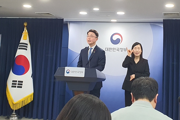 LG AI연구원, SK텔레콤, 업스테이지 3개 팀이 '국가대표 AI' 1차 선발전을 통과했다. 사진은 15일 서울 종로구 정부서울청사에서&nbsp;류제명 과학기술정보통신부 2차관이  '독자AI 파운데이션 모델' 프로젝트 1차 단계평가 결과를 발표하는 모습 . ⓒ허프포스트코리아