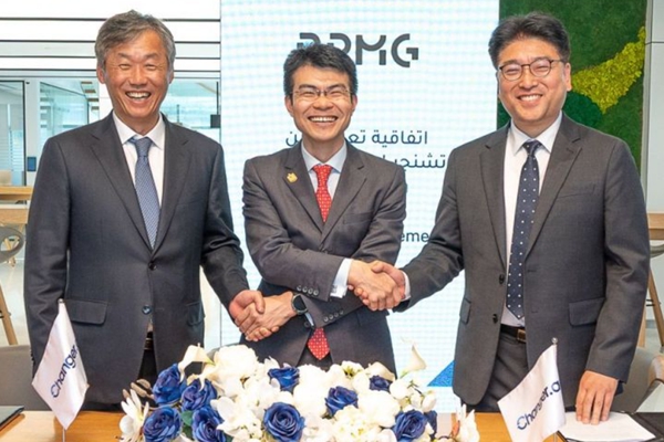 최우형(왼쪽부터) 케이뱅크 은행장과 왕하오(Wang Hao) 체인저 부대표, 문범영 비피엠지 개발실장이 2025년 12월 아랍에미리트 아부다비에서 진행된 업무협약식에서 기념 촬영을 하고 있다. ⓒ케이뱅크