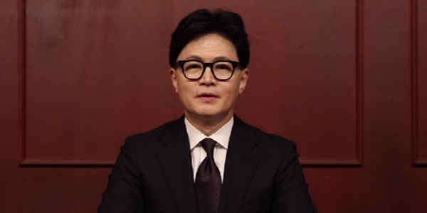 한동훈 전 국민의힘 대표가 18일 페이스북에 올린 영상에서 당원게시판 문제에 대해 사과 메시지를 발표하고 있다. ⓒ한동훈 페이스북 갈무리