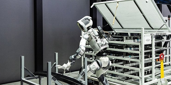 아틀라스가 현대차그룹 전시관에서  자동차 부품을 옮기는 작업을 시연하고 있다. ⓒ현대차그룹