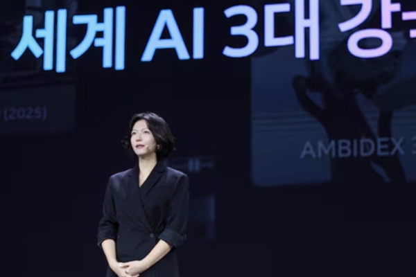 최수연 네이버 대표이사가 2025년 11월6일 서울 삼성동 코엑스에서 열린 'DAN25' 콘퍼런스에서 네이버의 통합 에이전트를 소개하고 있다. ⓒ네이버