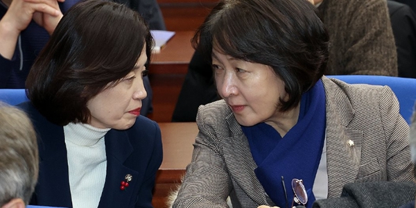 추미애 더불어민주당 의원(오른쪽)과 박은정 조국혁신당 의원이&nbsp;13일 국회도서관 소강당에서 공동 주최한 바람직한 검찰개혁을 위한 긴급토론회에서 대화를 나누고 있다. ⓒ연합뉴스