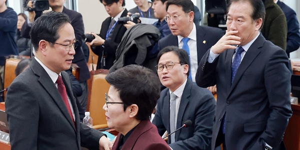 박수영 국회 재경위&nbsp;국민의힘 간사(맨 왼쪽부터), 임이자 국회 재경위원장, 김영진 더불어민주당 의원, 정태호 국회 재경위 민주당 간사가&nbsp;&nbsp;19일 국회에서 열린 재정경제기획위원회 전체회의에서 정회가 선언된 뒤 대화를 나누고 있다. ⓒ연합뉴스