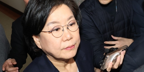 이혜훈&nbsp;기획예산처 장관 후보자가 19일 국회에서 열릴 예정인 인사청문회를 앞두고 대기하면서 취재진의 질문을 받고 있다. ⓒ연합뉴스