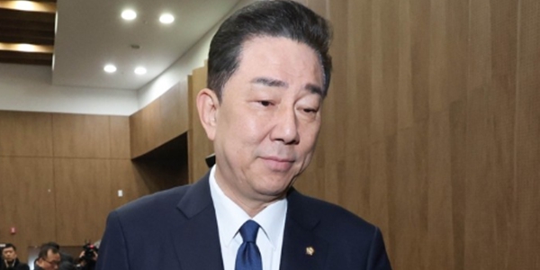 ㅅ 김병기 더불어민주당 의원이 19일 서울 여의도 국회 소통관에서 윤리심판원의 제명 처분 결정 등 그간의 심경에 관한 입장을 밝히기 위해 입장하고 있다. ⓒ연합뉴스