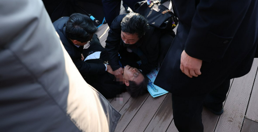 피습을 당하고 쓰러진 이재명 당시 더불어민주당 대표. ⓒ연합뉴스