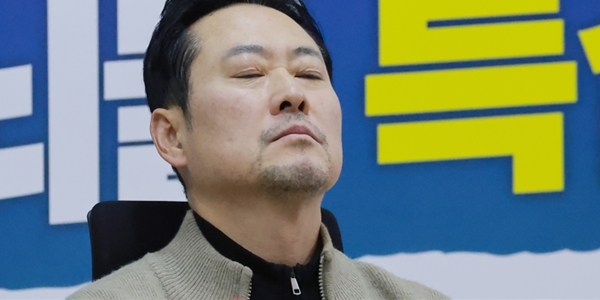 장동혁&nbsp;국민의힘 대표가 20일 국회 로텐더홀 단식 농성장에서 잠시 눈을 감고 있다. 장 대표는 더불어민주당에 통일교·공천헌금 '쌍특검' 수용을 요구하며 엿새째 단식 농성을 벌이고 있다.&nbsp; ⓒ연합뉴스