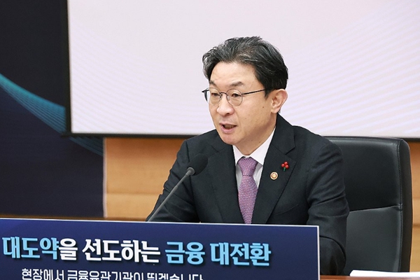 이억원&nbsp;금융위원장이 12일 서울 종로구 정부서울청사 별관에서 열린&nbsp;금융위원회 산하 금융유관기관 업무보고에서 발언하고 있다. ⓒ연합뉴스