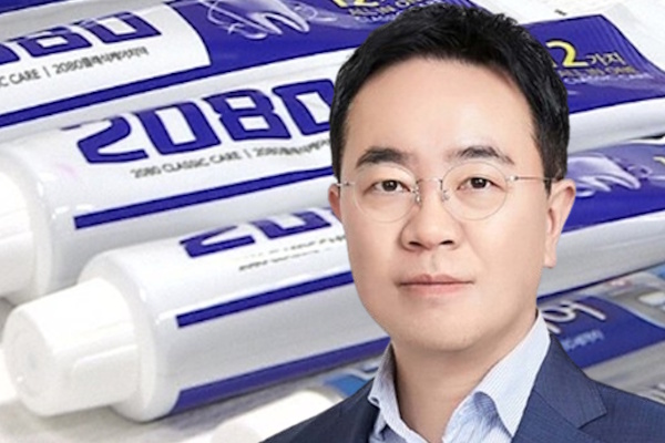 김상준 애경산업 대표이사가 2080치약 트리클로산 검출 사태에서 공급망 관리 책임을 피해가기 어려울 것으로 보인다. ⓒ그래픽 허프포스트코리아