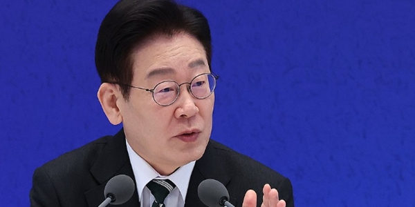 이재명&nbsp;대통령이 21일 청와대 영빈관에서 열린 신년기자회견에서 취재진 질문에 답하고 있다. ⓒ연합뉴스