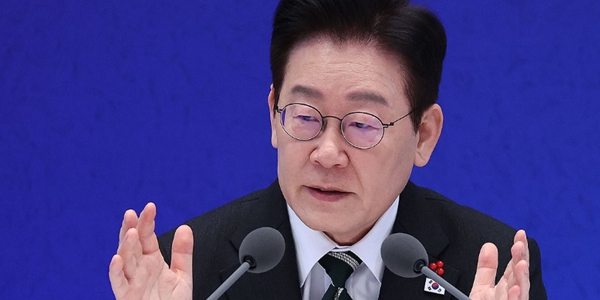 이재명&nbsp;대통령이 21일 청와대 영빈관에서 열린 신년기자회견에서 취재진 질문에 답하고 있다. ⓒ연합뉴스