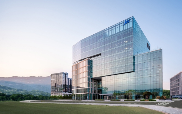 '아직은 20대' JW중외제약 오너 4세 이기환 눈에 띄는 행보 : 지주사 지... - 뉴스 썸네일 이미지