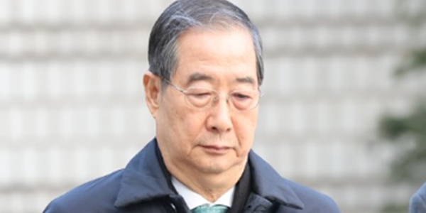 한덕수&nbsp;전 국무총리가 21일 서울중앙지법에서 열린 1심 선고 공판에 출석하고 있다. ⓒ연합뉴스