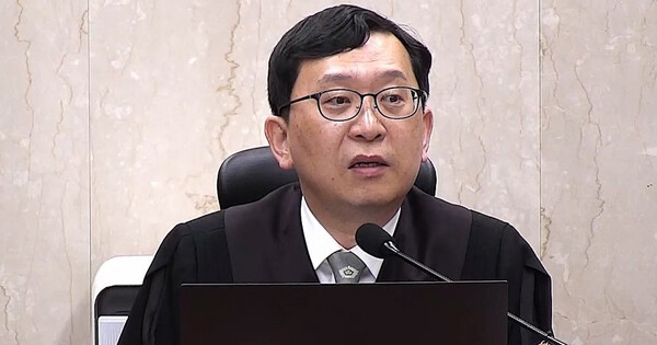 이진관 부장판사가 2025년 10월24일 서울 서초구 서울중앙지법에서 열린 한덕수 전 국무총리의 내란 우두머리 방조 등 혐의 사건의 속행 공판에서 발언하고 있다. ⓒ 서울중앙지방법원