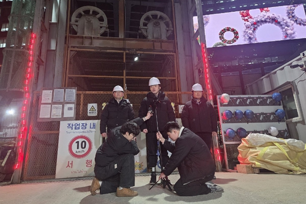 송치영 포스코이앤씨 사장이 지난해 12월18일 서울 여의도역 신안산선 공사 현장에서 작업자 1명이 사망한 사고와 관련해 사과하고 있다. ⓒ연합뉴스