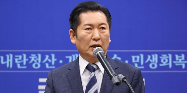 정청래 더불어민주당 대표가 22일 국회에서 긴급 기자회견을 열고 조국혁신당과의 합당을 제안하고 있다. ⓒ연합뉴스