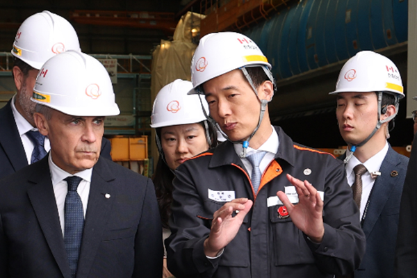 김동관 한화그룹 부회장(오른쪽)이 지난해 10월30일 한화오션 거제사업장에서 마크 카니 캐나다 총리에게 기술 ⓒ 한화.