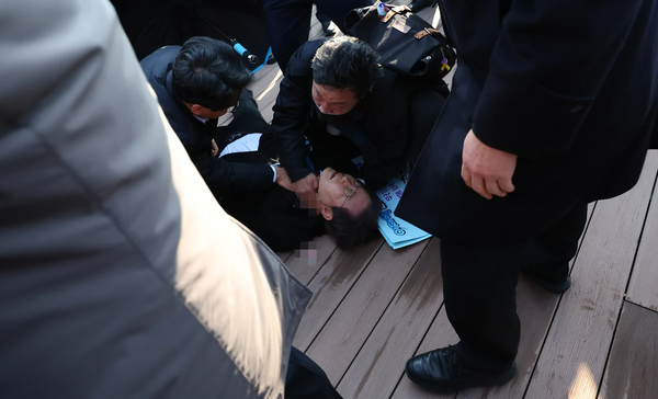 부산 가덕도 신공항 부지에서 60대 남성에게 피습 당한 이재명 당시 더불어민주당 대표. ⓒ연합뉴스