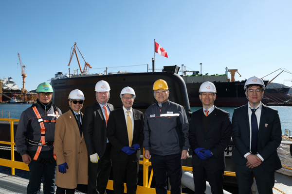 김희철 한화오션 대표이사 사장(왼쪽에서 다섯 번째)와 빅터 피델리 캐나다 온타리오주 경제개발부 장관(왼쪽에서 네 번째) 등 관계자들이 22일 한화오션 거제사업장에서 장영실함을 배경으로 기념촬영을 하고 있다. ⓒ한화오션