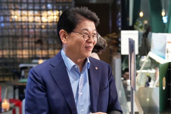 롯데의 투자 효율성 검증 기조 속에서 차우철 롯데마트·슈퍼 대표이사가 온라인 그로서리 사업 운영의 시험대에 올랐다. 롯데마트가 과거 1조 원을 투자한 사업이다. ⓒ연합뉴스