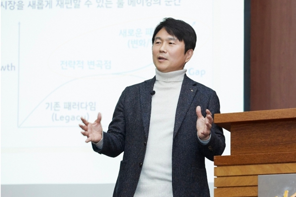 구본욱 KB손해보험 사장이 23일&nbsp;경기도 수원시 장안구 KB손해보험 인재니움수원에서 열린 2026년 상반기 경영전략회의에서 임직원들에게 메시지를 전달하고 있다. ⓒKB손해보험