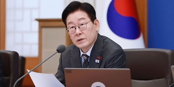 이재명 대통령이 20일 청와대 본관에서 열린 국무회의에서 생리대의 비싼 가격을 지적하며 무상 공급도 검토하라고 지시하고 있다. ⓒ 연합뉴스