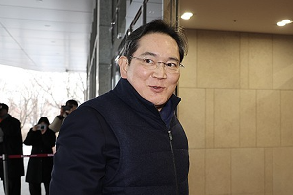 홍라희 삼성전자 주식 3조 매각 : 이재용 포함 오너 일가 상속세 납부 마무리되며 '미래 투자' 본격화 수순