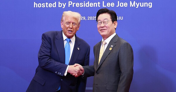 이재명 대통령이 2025년 10월29일 경북 경주 힐튼호텔 그랜드볼룸에서 열린 대통령 주최 정상 특별만찬에 앞서 도널드 트럼프 미국 대통령을 영접하고 있다. ⓒ 연합뉴스