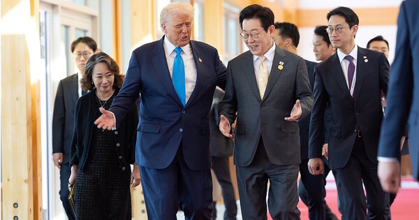 이재명 대통령과 도널드 트럼프 미국 대통령이 2025년 10월29일 경북 경주박물관에서 정상회담장으로 이동하며 대화하고 있다. ⓒ 대통령실