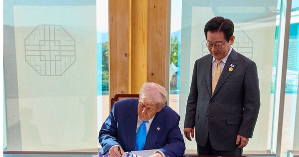 이재명 대통령이 2025년 10월29일 한미 정상회담이 열리는 경북 경주박물관에서 도널드 트럼프 미국 대통령의 방명록 작성 모습을 보고 있다. ⓒ 대통령실