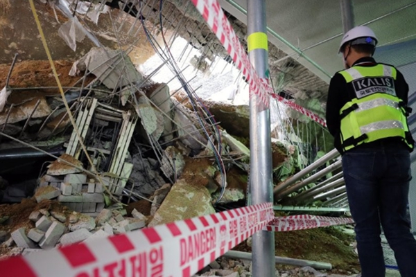 2023년 5월2일 인천시 서구 검단신도시 지하주차장 붕괴 현장에서 국토교통부 사고조사관이 조사하는 모습. ⓒ연합뉴스