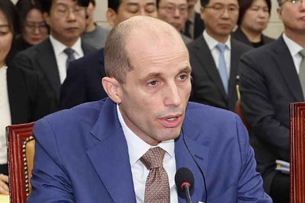 해롤드 로저스 쿠팡 임시대표가 지난해 12월31일 국회 과학기술정보방송통신위원회에서 열린 쿠팡 침해사고 및 개인정보 유출, 불공정 거래, 노동환경 실태 파악과 재발 방지 대책 마련을 위한 청문회에서 국회의원들의 질문에 대답하고 있다. ⓒ연합뉴스