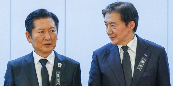 정청래&nbsp;더불어민주당&nbsp;대표(왼쪽)과 조국 조국혁신당 대표가 27일 서울 종로구 서울대학교병원 장례식장에 마련된 이해찬 전 국무총리의 빈소에서 조문객을 맞이하고 있다. ⓒ 연합뉴스