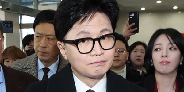 한동훈&nbsp;전 국민의힘 대표가 29일 제명 결정에 대한 기자회견을 하기 위해 국회 소통관 기자회견장으로 이동하고 있다. ⓒ연합뉴스