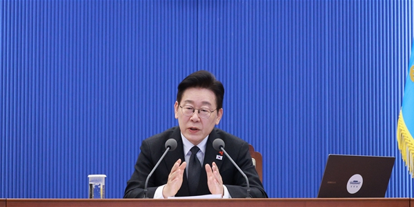 이재명 대통령이 29일 청와대에서 수석보좌관회의를 주재해 생산 로봇 현장 도입 반대 주장을 두고 "흘러오는 거대한 수레를 피할 수 없다"고 말하고 있다. ⓒ 연합뉴스